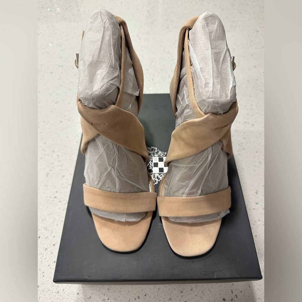 VINCE CAMUTO - Kalintie heeled sandals in light beige suede - Size 10. NIB